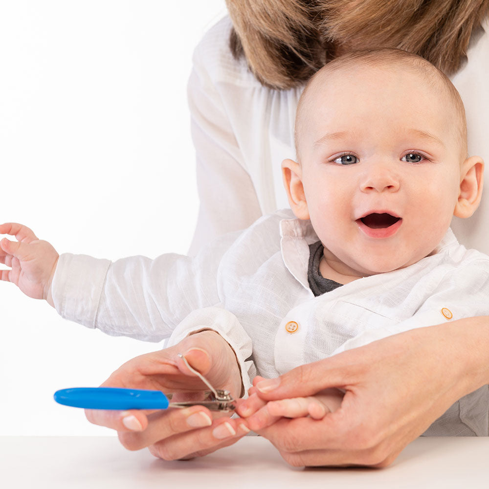 Babynagelzwicker wird bei einem Baby angewendet