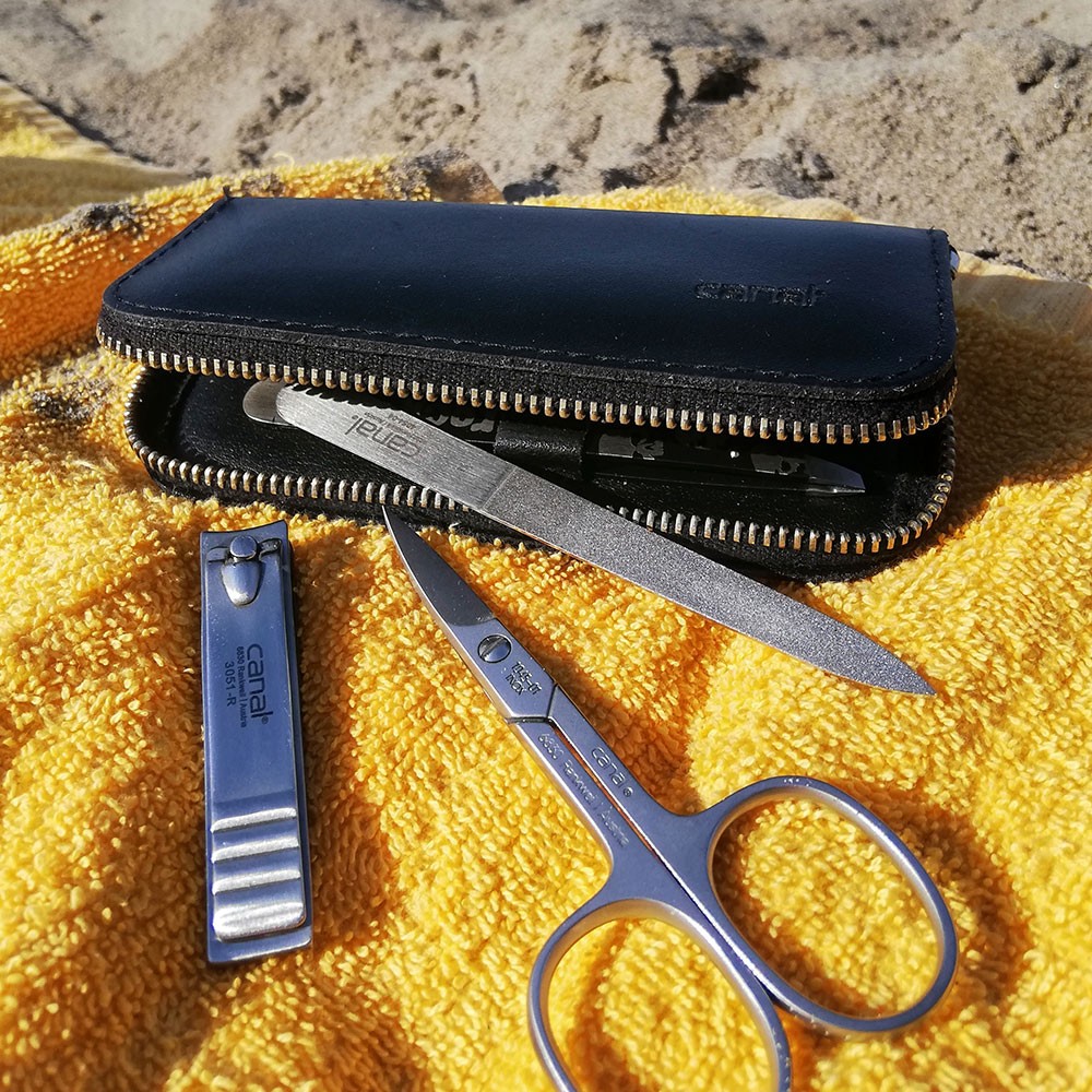 manicure case with 4 instruments