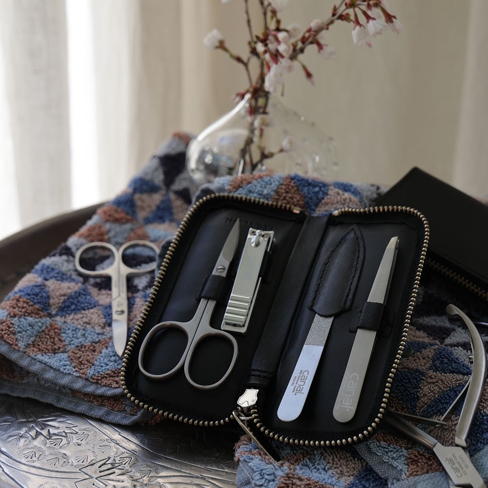manicure case with 4 instruments