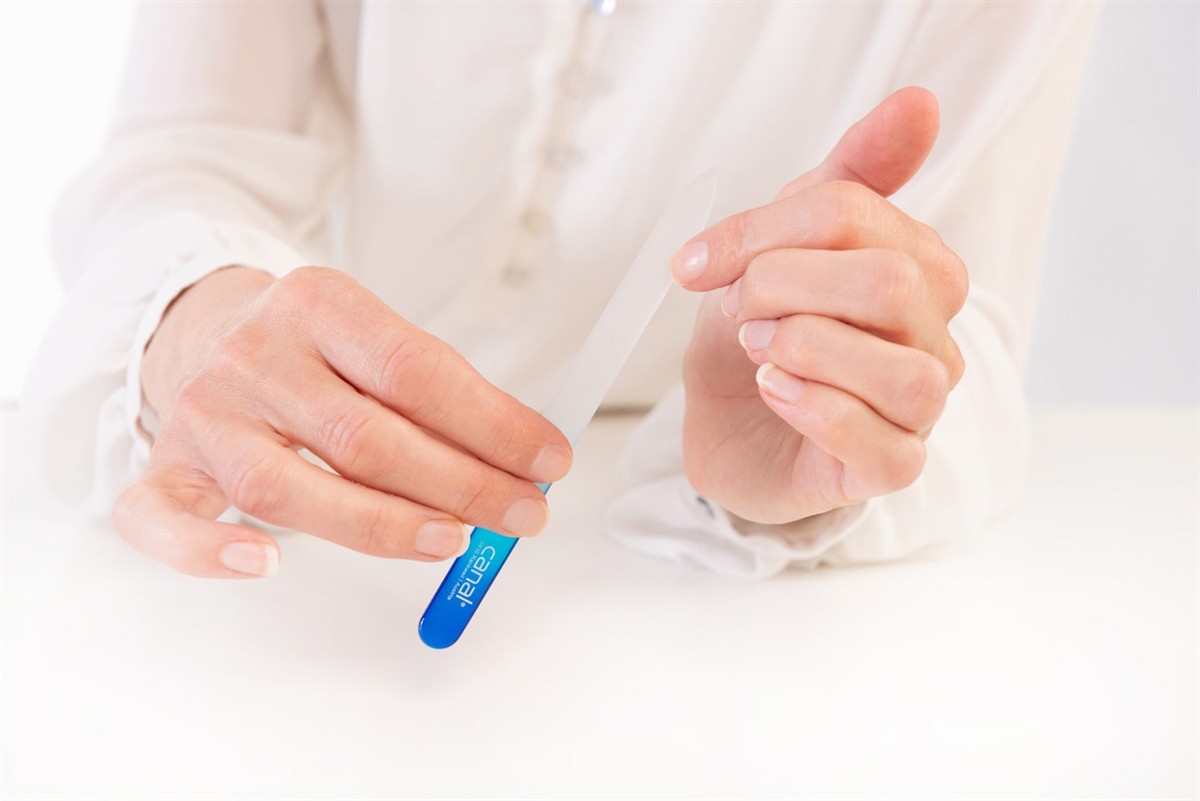 Hartglasfeile mit farbigem Griff, 14 cm Hartglasfeile mit farbigem Griff, 14 cm