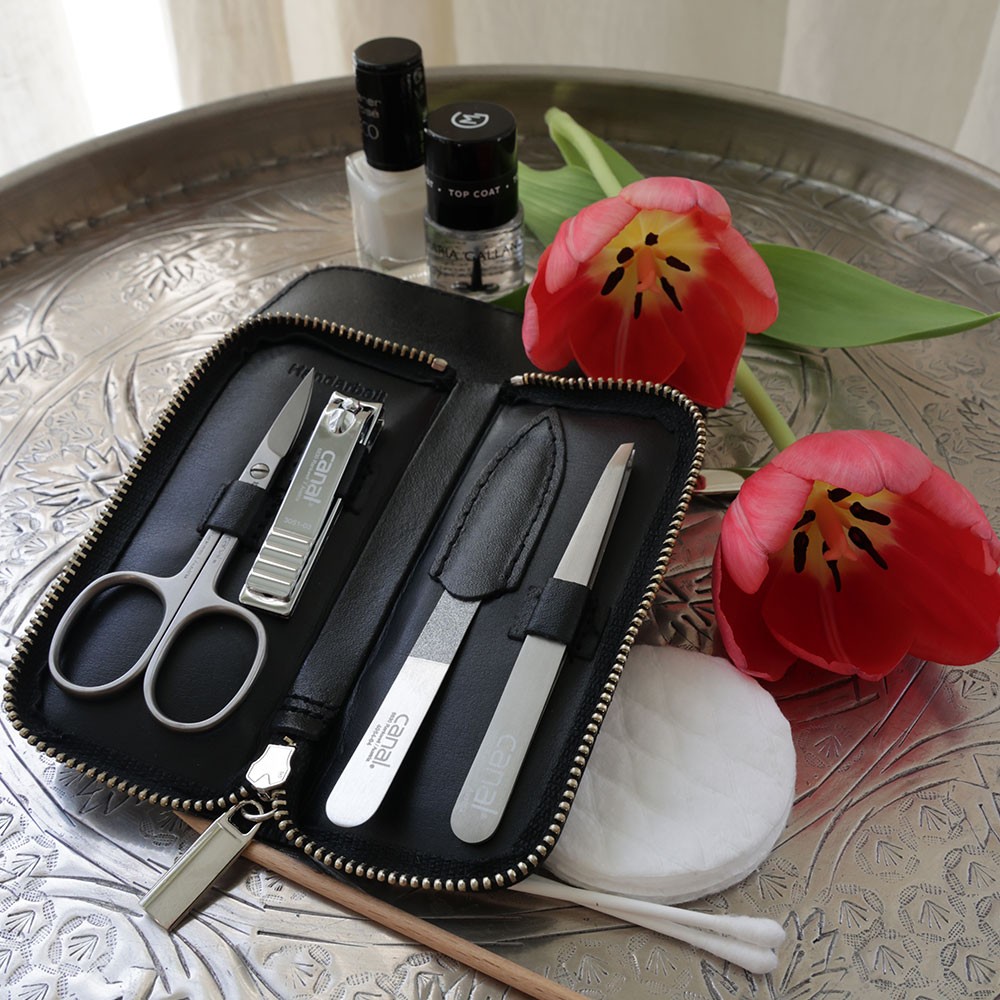 manicure case with 4 instruments
