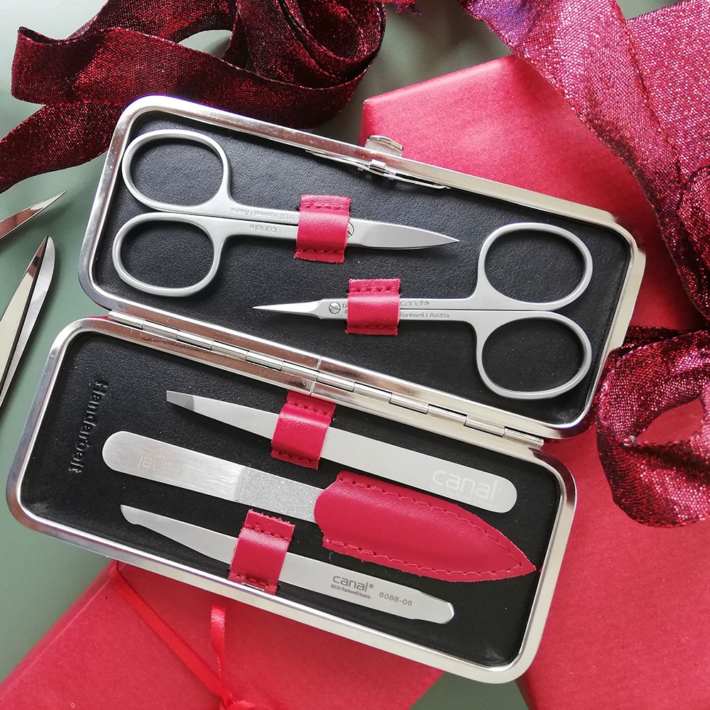 manicure case with 5 instruments