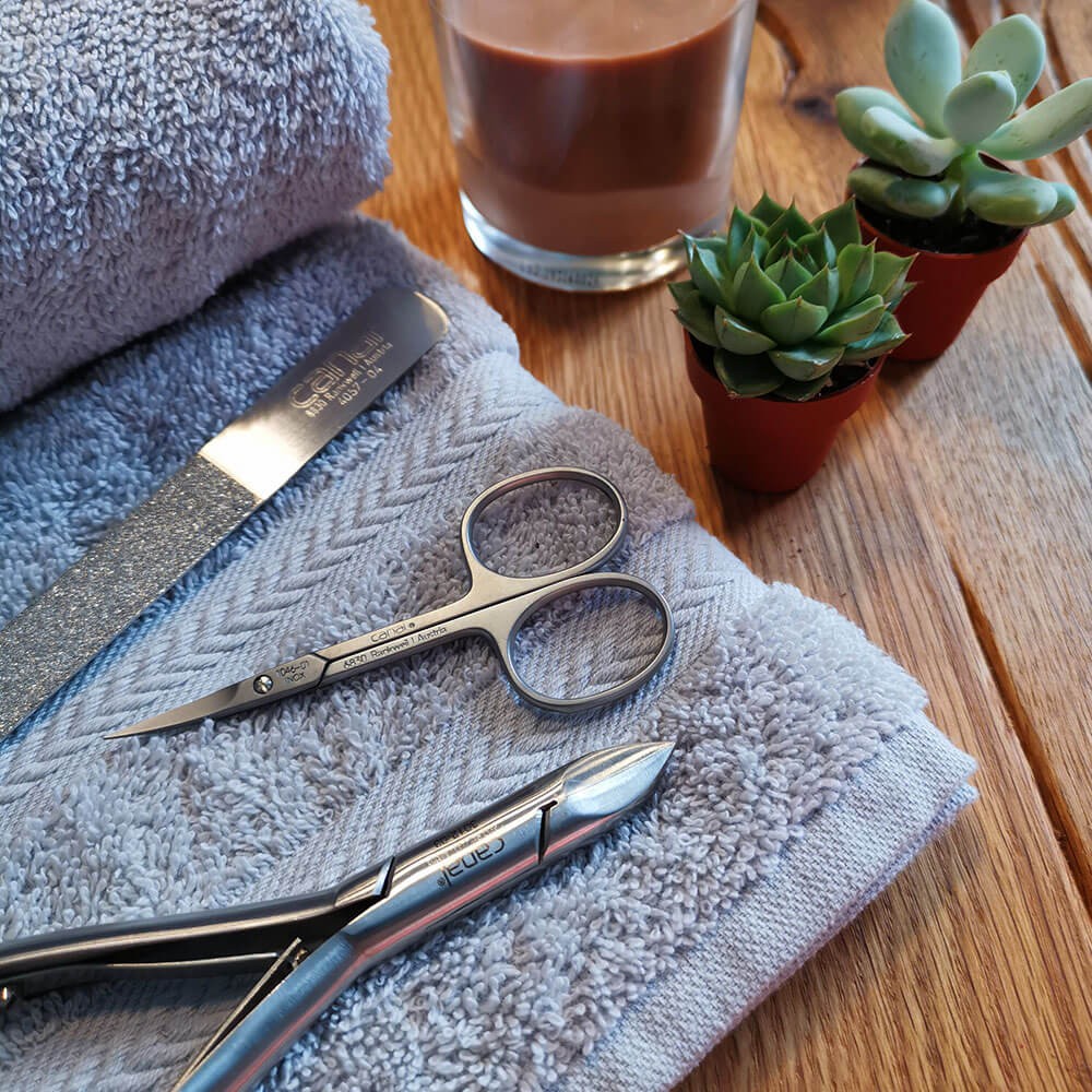 Nagel- und Hautschere gebogen rostfrei Nagel- und Hautschere gebogen rostfrei