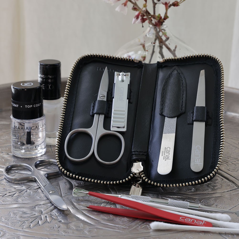 manicure case with 4 instruments