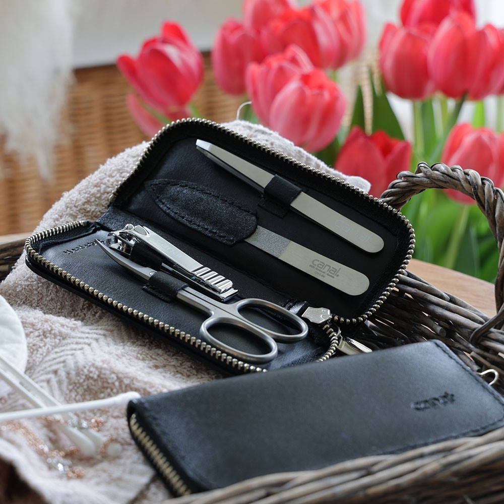 manicure case with 4 instruments