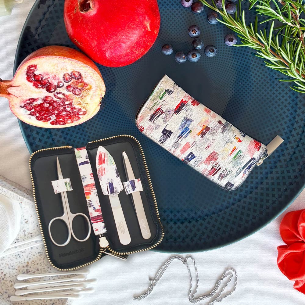 manicure case with 3 instruments