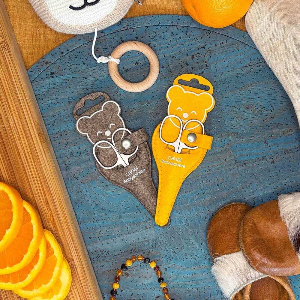 Babyschere gebogen rostfrei inkl. Bärchen-Etui Babyschere gebogen rostfrei inkl. Bärchen-Etui